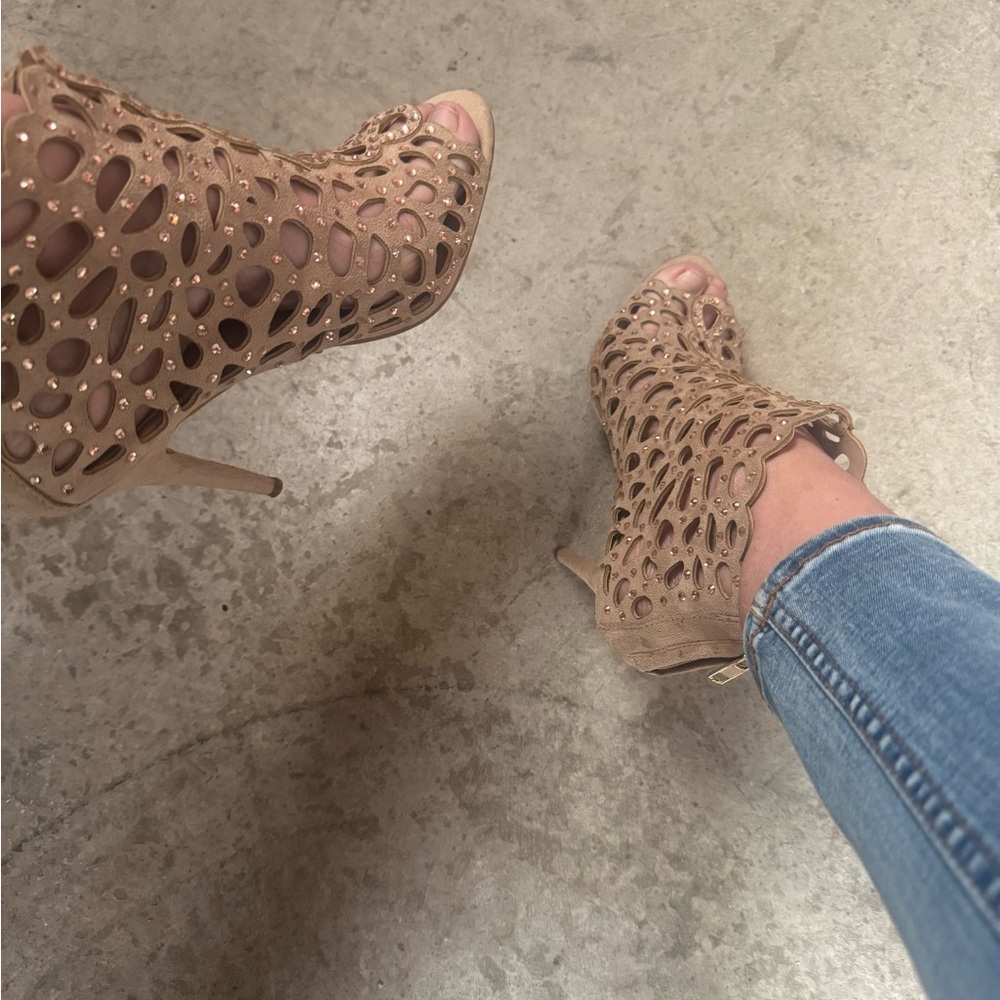 Zigi Soho Tan Cutout Heels
